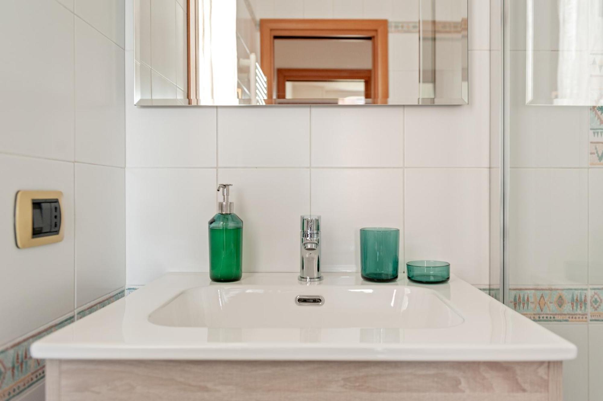 Cozy Retreat In Coastal Livorno Apartment Bagian luar foto